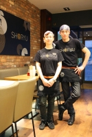 海外での着用写真（レストランにて）