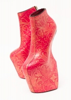 Heel-less Shoes(Lady Bloom), 2014 SIZE: W190×D95×H340mmMATERIAL: Cowhide, Color, Metal Zipper  (c)Noritaka Tatehana