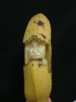 山田恵輔作「顔（出てくる）」