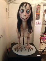 MOMO立像