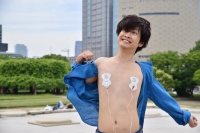 「ビリビリ腕相撲」イメージ(屈強な男たちが腕に低周波マシーンを装着しながらビリビリに耐えつつ腕相撲)