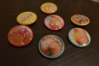 ここでしか手に入らない「美尻缶バッチ」