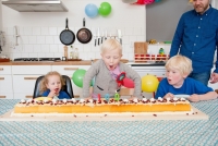 1 Meter Party」 ヘルムート・スミッツ　子どもが 1m になったことを祝うパーティーの写真作品。<Photo: Lotte Stekelenburg>