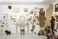 長井朋子「真夏の毛むくじゃらハウス」会場風景 2015年 ©Tomoko Nagai