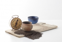 そうげんブロカント ・（左）キッチンタイマー ９，７２０円 ・（中央）器　２９，１６０円 ・（右奥）ボウル３４，５６０円 ・（下）洗濯板３，２４０円