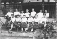 大正時代の前掛け着用写真　宮本製菓（大正時代・現カンロ株式会社）