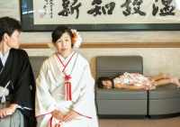 結婚式までの時間を持て余し、 結婚式らしからぬ独特のゆる～い空気感で、待つ姪っ子 © Tatsu Hanai  