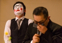 予想に反し、感動的なインタビューになってしまい、 真面目な表情で聞き入る新郎友人 © Tatsu Hanai