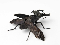 満田晴穂《自在深山鍬形》2015年 銅、真鍮、青銅 L90×W65×H30mm ※関節は動き、前翅と後翅は開くようになっています。