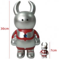 『BIG ウルトラウアモウ』 18,000円（税込） UAMOU／(C)円谷プロ ※右下の小さいUAMOU(7cm)は比較用に掲載