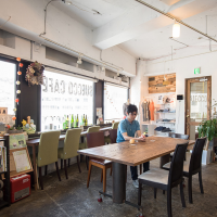 コラボ飲食店「SUECCO CAFE」（中央：小笠原圭吾）