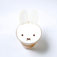 ミッフィー ラテ (ICE) ¥780 　Illustrations Dick Bruna © copyright Mercis bv,1953-2017 www.miffy.com