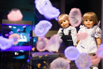 奥田エイメイ　浮遊体アート・人工クラゲと人形たちの対話 