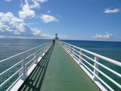 沖縄 ブセナ海中公園　海中展望塔への桟橋