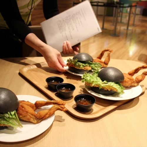 【触るな危険】 カワイイやつには毒がある！！  フロッグバーガー＆『カエルの卵？！スイーツ』食べてみた 「毒毒毒毒毒毒毒毒毒展（もうどく展）in みなとみらい」