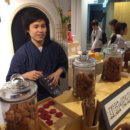  300円で【梅干し × お茶 × イケメン】に癒された！ 表参道ヒルズに「立ち喰い梅干し屋。」が期間限定オープン！   