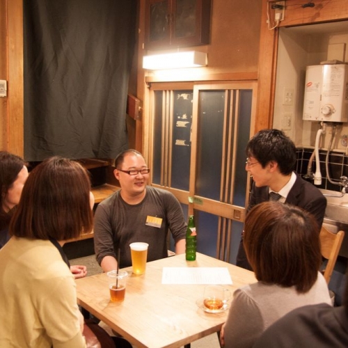 「あの話、聞かせて？」　ドリンクと共に“すべらない話”をオーダー。下ネタから人生教訓まで『すべらない話BAR』で出会い語らう夜。