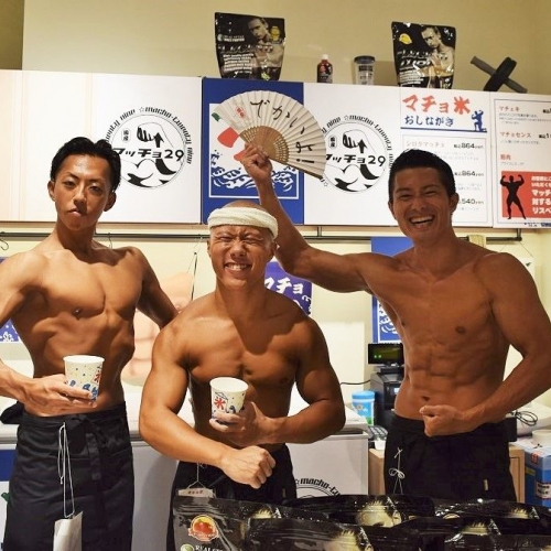 マッチョが全力で手作りしてくれるかき氷屋『マチョ氷』。ムキムキな“プロテイン味”かき氷と、お姫様だっこサービスも体験してみた。