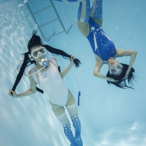 無限大のかわいさ『水中ニーソ』が、“女の子×女の子”でさらに倍増！「水中ニーソキューブ展」で涼しさとキュートさを堪能♡ 