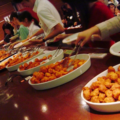 3500個、16種類の「からあげクン」を食べ比べ！ 『からあげクン祭2015』でからあげクンにまみれる。