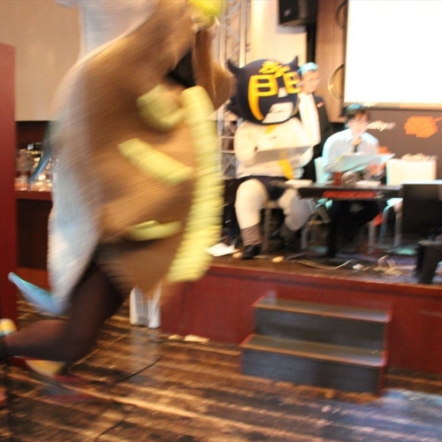 【ご当地キャラ大喜利】くさヤーマン、キレキレの動きを見せる。