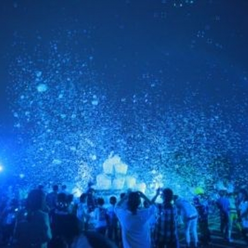 幻想的！ 1500万個のシャボン玉の海にもぐる。「Memorial Rebirth 千住 2015 足立市場」