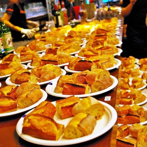 パン好きの祭典「利きバゲット祭」で、その日焼きたてバゲットを食べ比べ。