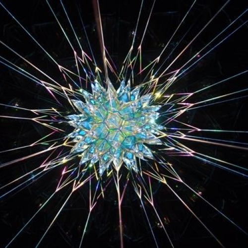 金閣寺が万華鏡に！？ 光と鏡が生み出す美しき世界。「万華鏡小宇宙～鏡の中の美の世界～」