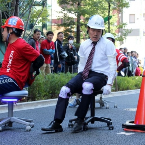 一度やってみたかった！ 東京のド真ん中をキャスター付きイスで激走「いす-1グランプリ」