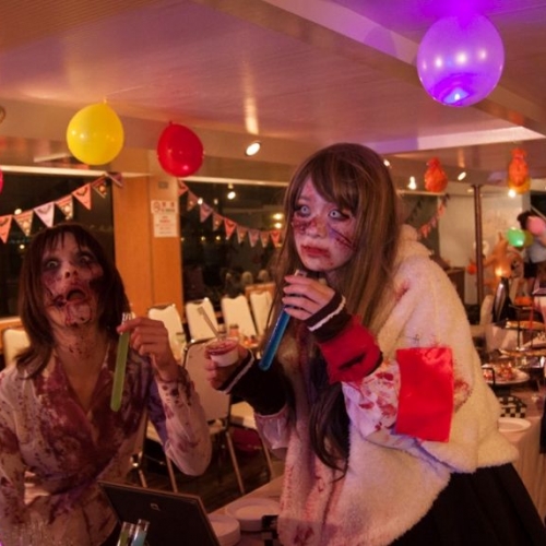 ゾンビだらけの「ZOMBIENA ft. 横浜ゾンビクルーズ」。船上でゾンビバー、ゾンビビュッフェ、ゾンビショーを満喫。