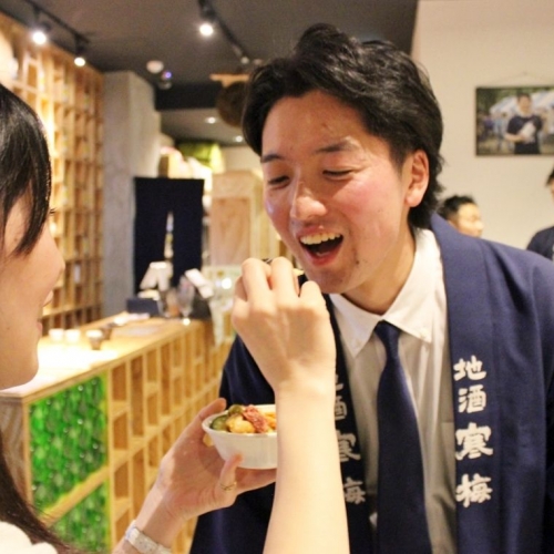 イケメン蔵元に『あーん！』　「浅草SAKE 女子会」で女子たちが大盛り上がり