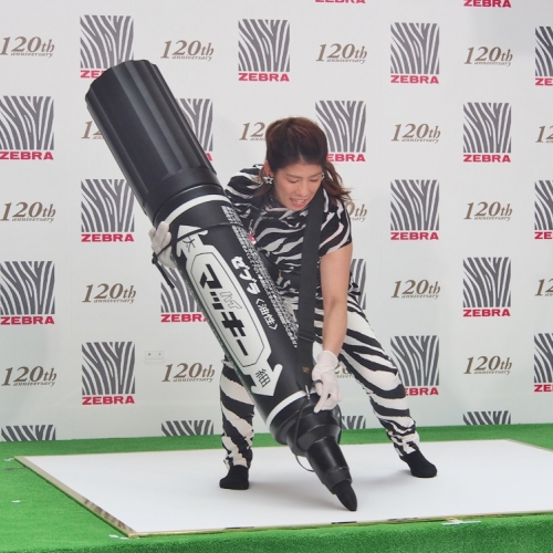 超巨大な油性マーカー「マッキー」登場！ インク入れたて「生マッキー」も
