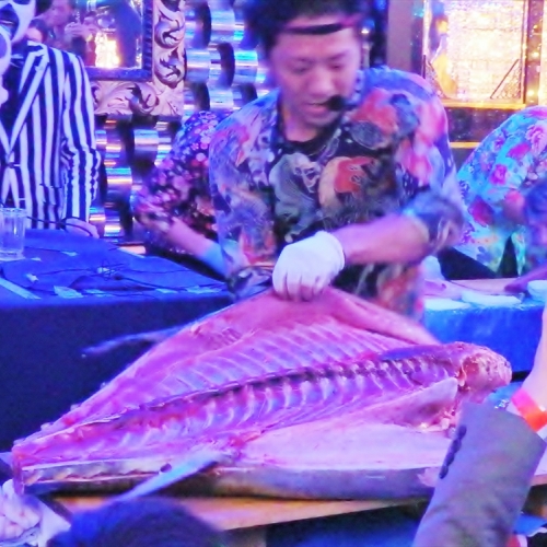 ホストクラブでノリノリなマグロ解体ショーを楽しむ「マグロハウス×愛本店」