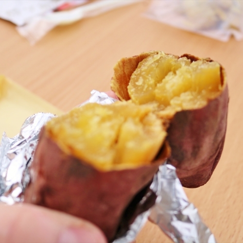 オフィスの中心でやきいもを食べる。「品川やきいもテラス」でぽっかぽかになろう