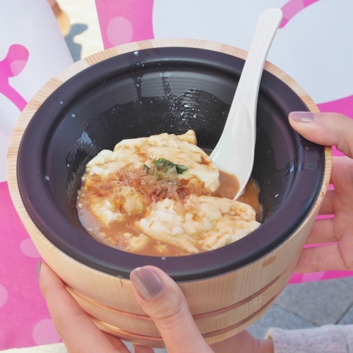 「とろとろ温泉湯どうふガーデン」美肌の湯でつくる名物料理を野外で味わう