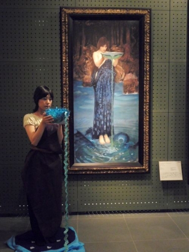 「悪（ワル）の美術 アートもちょっとワルが魅力的 」　絵画とそっくり！ 美女が流すのは“毒”