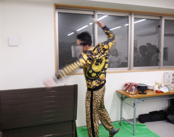 皿を思いっきり割りまくる！「ストレス解消！皿を割る飲み会」に行ってみた　